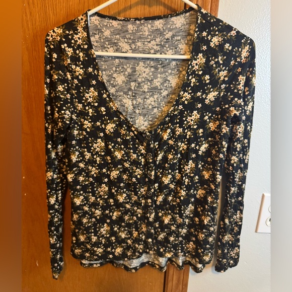 American Eagle, soft and sexy, SIZE S long sleeve, button in front, cream floral - Picture 1 of 4